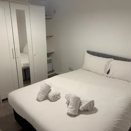 West End By Kelvingrove Glasgow