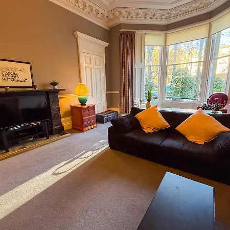 Spacious Three Storey West End - 3 Bedroom Апартаменты *