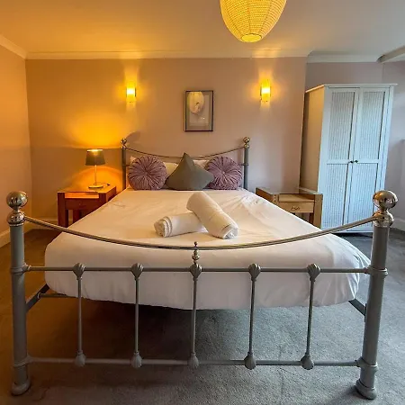 Spacious Three Storey West End - 3 Bedroom Апартаменты *