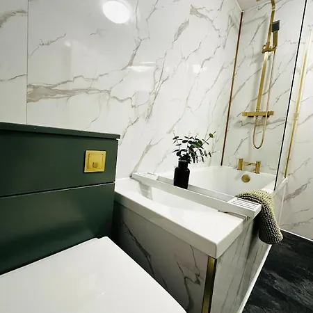 Modern 2 Bedroom Ground Floor Near Centre Apartment *