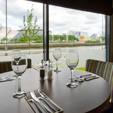 Premier Pacific Quay 3*