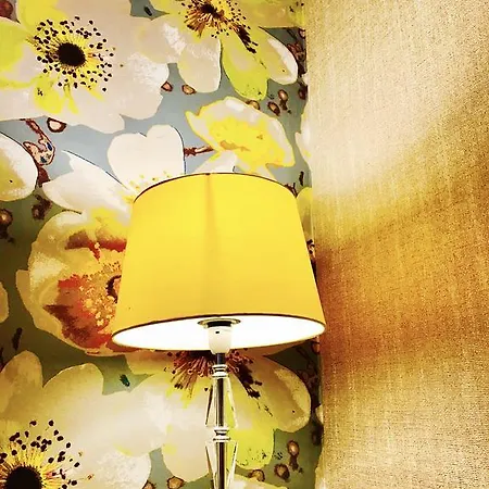 Centre Flat With River Views And Parking Διαμέρισμα *