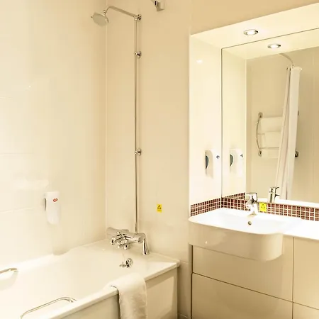 Отель Premier Pacific Quay 3*