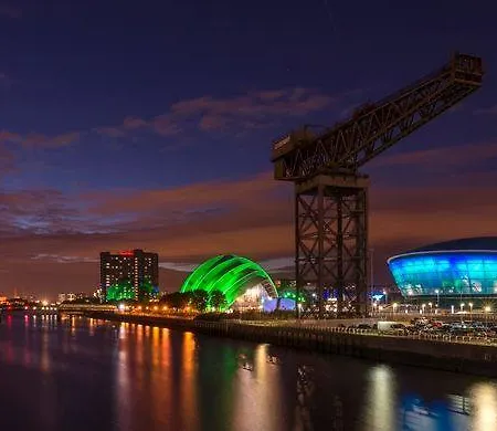 Station Skyline With Parking Apartmán Glasgow