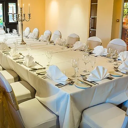 Crowwood And Alba Restaurant 호텔 Chryston