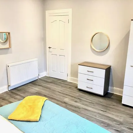 Byevo Almar - Close To And Airport - Perfect For Contractors Or Large Groups Glasgow