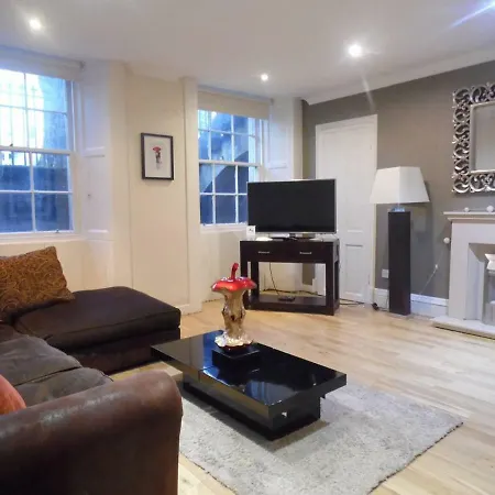 아파트 West End -stunning, 2 Bedroom, Main Door Flat With Private Parking *