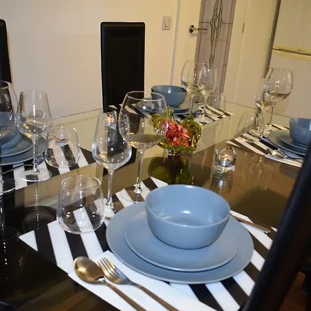 Дом отдыха Silverburn New House With Free Parking And Garden Глазго