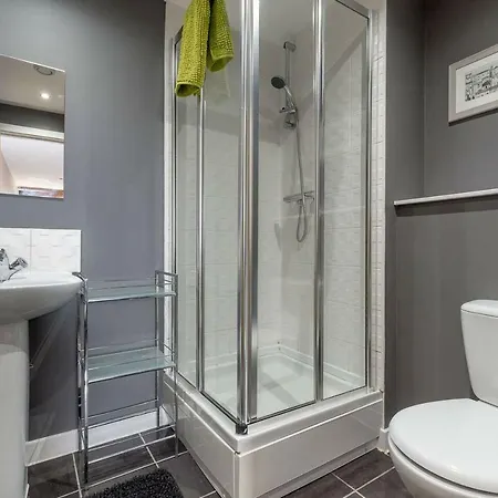 Апартаменты Modern Riverfront Apt. 10 Mins From Hydro/secc Глазго