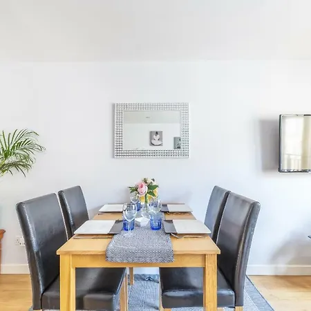 Cosy In Quiet City-centre With Car Park Apartament