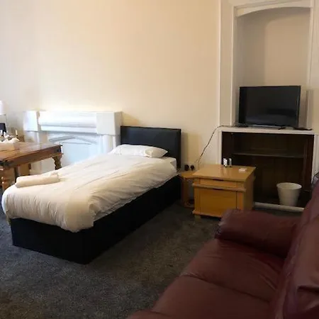 Renfrew At Centre * غلاسغو