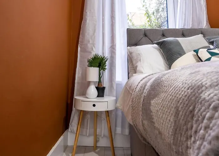 Apartament Cheerful 2 Bedroom Homely Apartment, Sleeps 4 Guest Comfy, 1x Double Bed, 2x Single Beds, Free Parking, Free Wifi, Suitable For Business, Leisure Guest, Contractors, Qe Hospital, Glasgow, Near Airport & Centre, Perfect For Common Wealth Games 20