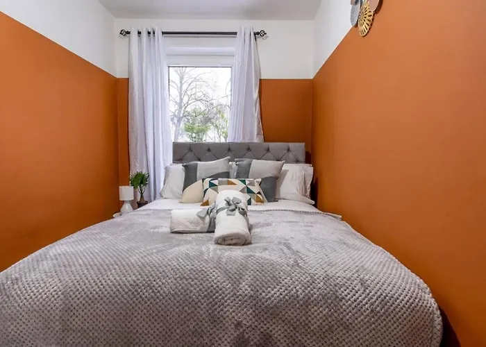 Apartament Cheerful 2 Bedroom Homely Apartment, Sleeps 4 Guest Comfy, 1x Double Bed, 2x Single Beds, Free Parking, Free Wifi, Suitable For Business, Leisure Guest, Contractors, Qe Hospital, Glasgow, Near Airport & Centre, Perfect For Common Wealth Games 20