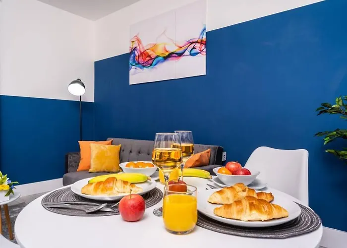 Cheerful 2 Bedroom Homely Apartment, Sleeps 4 Guest Comfy, 1x Double Bed, 2x Single Beds, Free Parking, Free Wifi, Suitable For Business, Leisure Guest, Contractors, Qe Hospital, Glasgow, Near Airport & Centre, Perfect For Common Wealth Games 20 *