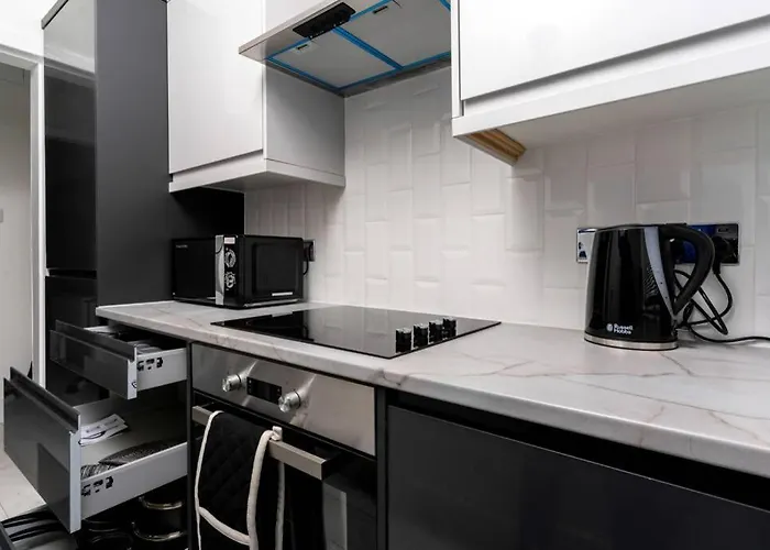 Cheerful 2 Bedroom Homely Apartment, Sleeps 4 Guest Comfy, 1x Double Bed, 2x Single Beds, Free Parking, Free Wifi, Suitable For Business, Leisure Guest, Contractors, Qe Hospital, Glasgow, Near Airport & Centre, Perfect For Common Wealth Games 20 Apartament