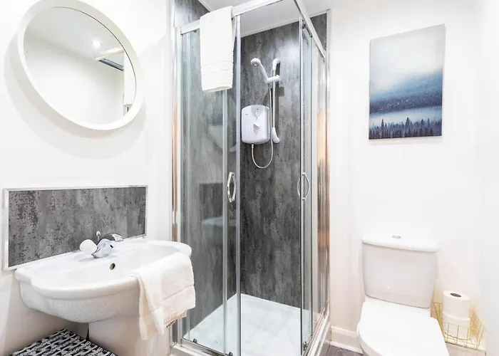 Modern 2 Bed Broompark/central Apt. With Parking Glasgow