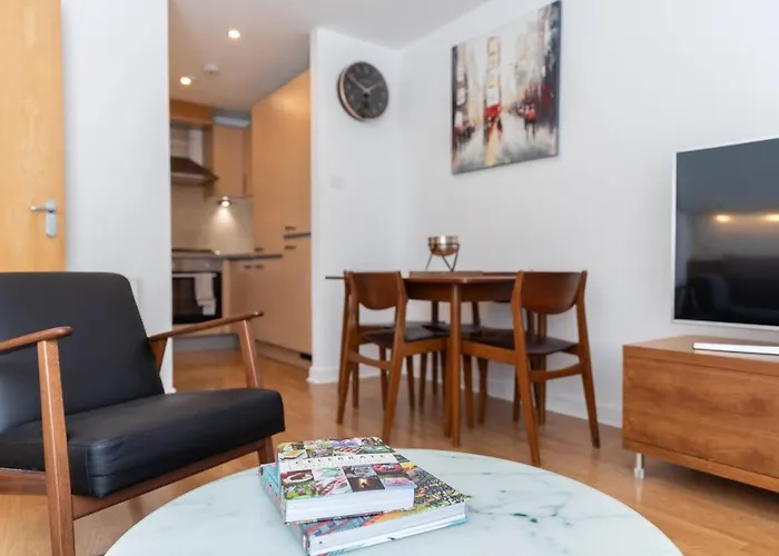 Modern 2 Bed Broompark/central Apt. With Parking Appartement *