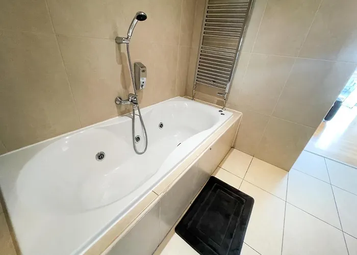 Centre 2-bed Parking Jacuzzi Bath