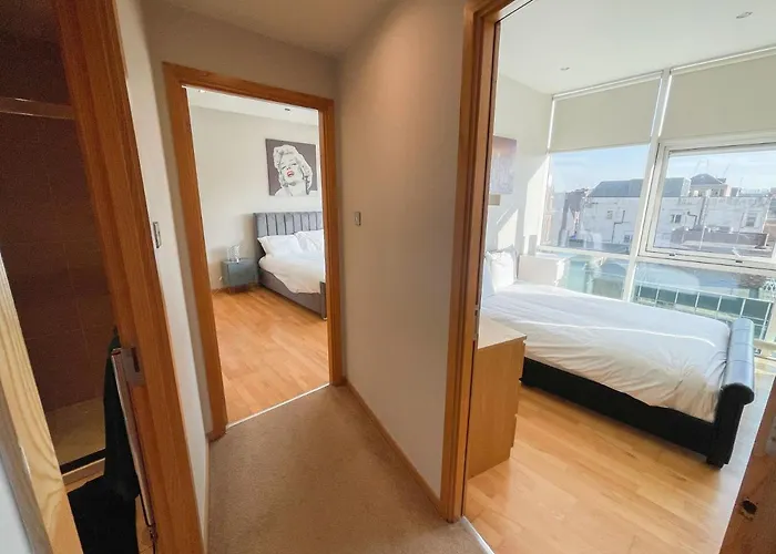 Centre 2-bed Parking Jacuzzi Bath Glasgow