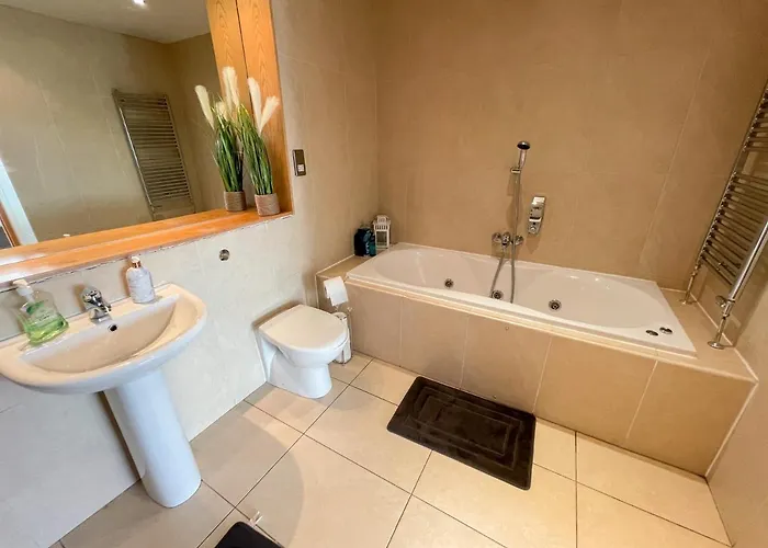 Lägenhet Centre 2-bed Parking Jacuzzi Bath