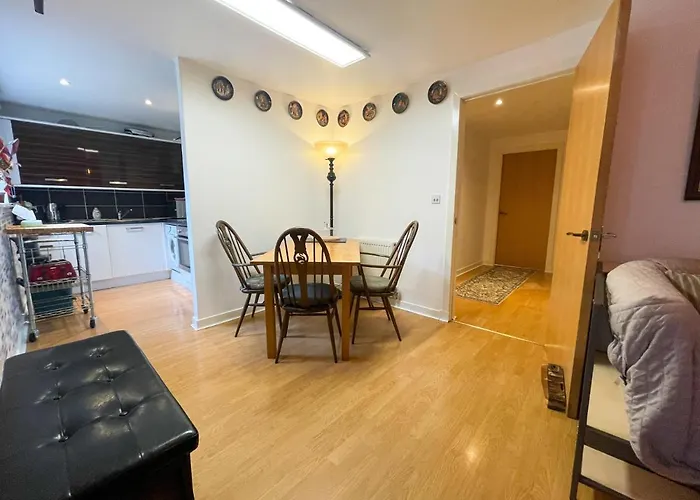 Kelvingrove 2 Bedroom - Private Parking
