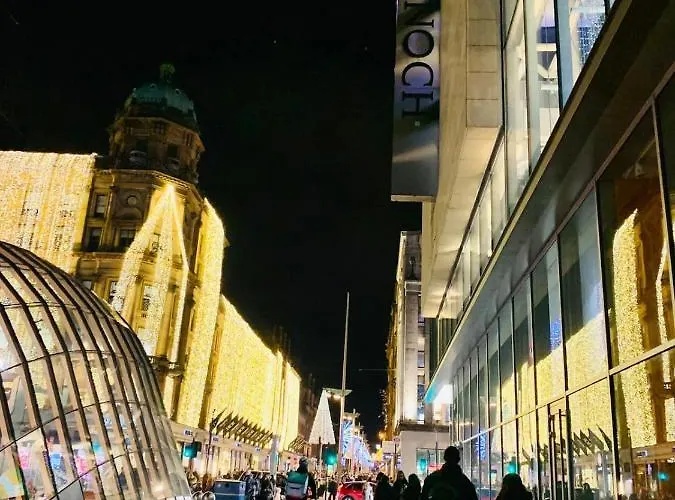 Дом отдыха Executive Triplex House, 3 Bedroom 3 Bathrooms 1 Living Kitchen - Huge Terrace For Master Bedroom - Private E Parking Lez Congestion Zone Free - Garden - 5 Mins Drive To Centre Station