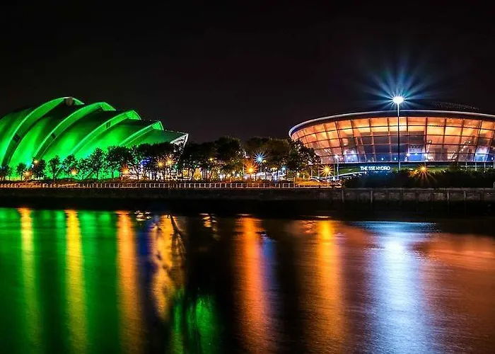 Дом отдыха Executive Triplex House, 3 Bedroom 3 Bathrooms 1 Living Kitchen - Huge Terrace For Master Bedroom - Private E Parking Lez Congestion Zone Free - Garden - 5 Mins Drive To Centre Station Глазго