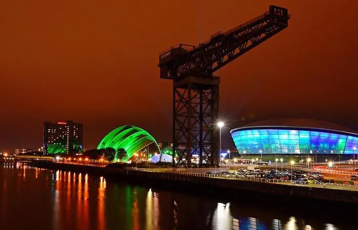 Executive Triplex House, 3 Bedroom 3 Bathrooms 1 Living Kitchen - Huge Terrace For Master Bedroom - Private E Parking Lez Congestion Zone Free - Garden - 5 Mins Drive To Centre Station Глазго