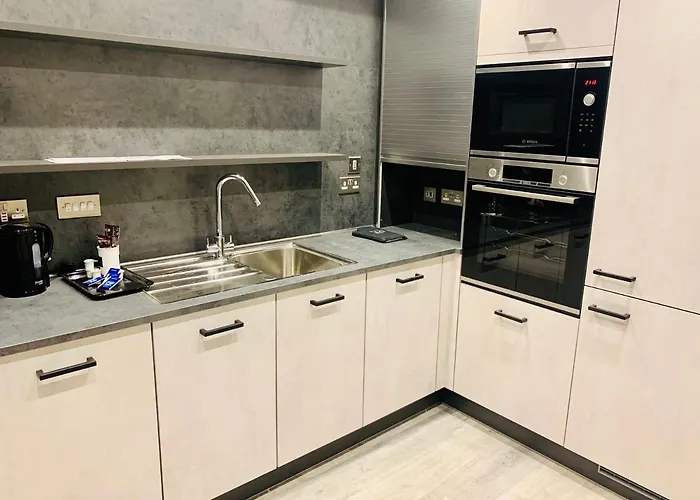 Дом отдыха Executive Triplex House, 3 Bedroom 3 Bathrooms 1 Living Kitchen - Huge Terrace For Master Bedroom - Private E Parking Lez Congestion Zone Free - Garden - 5 Mins Drive To Centre Station