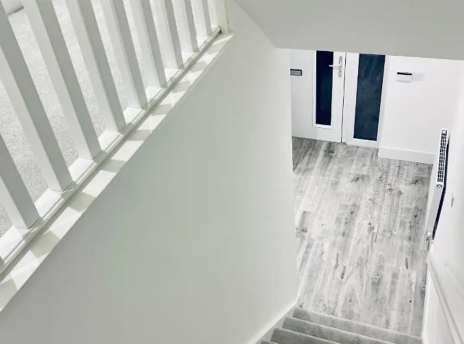 Executive Triplex House, 3 Bedroom 3 Bathrooms 1 Living Kitchen - Huge Terrace For Master Bedroom - Private E Parking Lez Congestion Zone Free - Garden - 5 Mins Drive To Centre Station Глазго