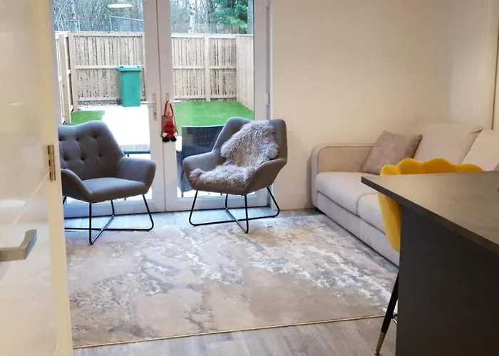 Дом отдыха Executive Triplex House, 3 Bedroom 3 Bathrooms 1 Living Kitchen - Huge Terrace For Master Bedroom - Private E Parking Lez Congestion Zone Free - Garden - 5 Mins Drive To Centre Station