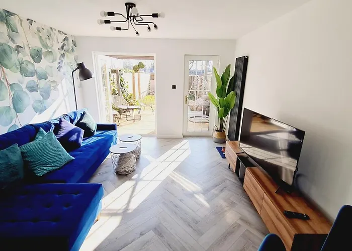 Beautiful 2bed House With Garden, Walking Distance To Town - Free Parking *