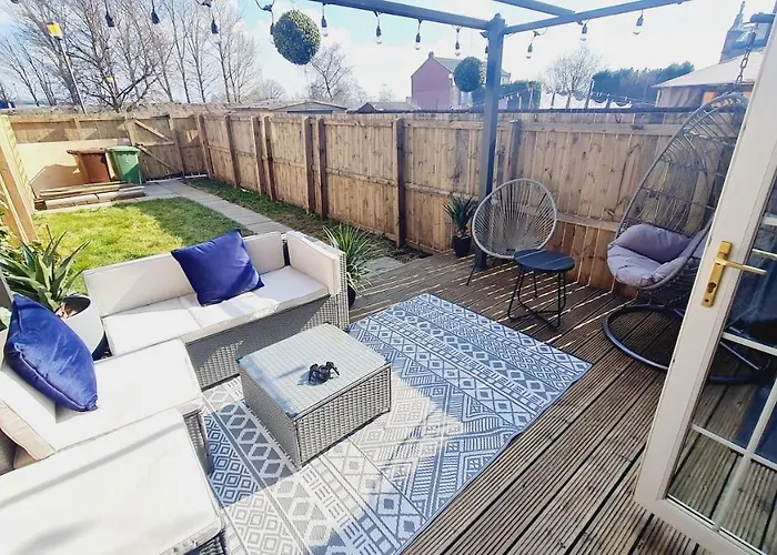 Beautiful 2bed House With Garden, Walking Distance To Town - Free Parking Daire