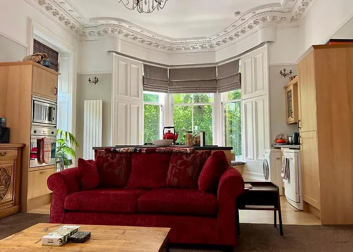 Beautiful Double In Idyllic West End Townhouse *