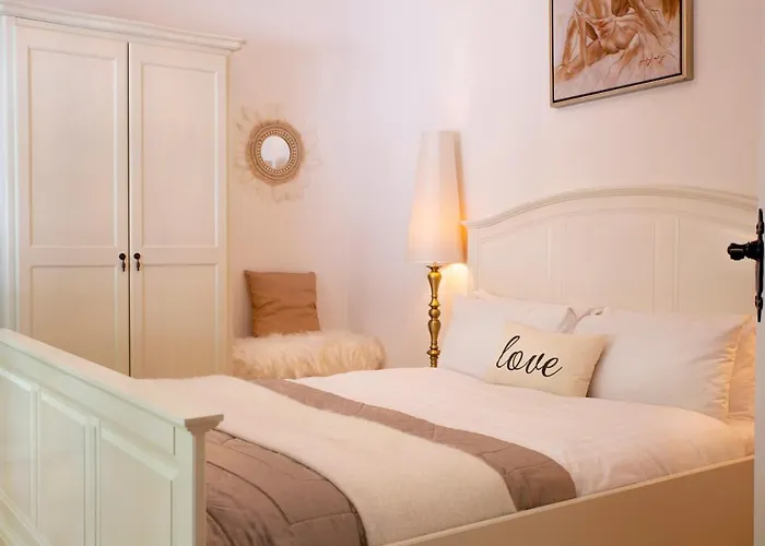 Stunning 4-bedroom With Hot Tub & Sauna Near Loch Lomond Villa *