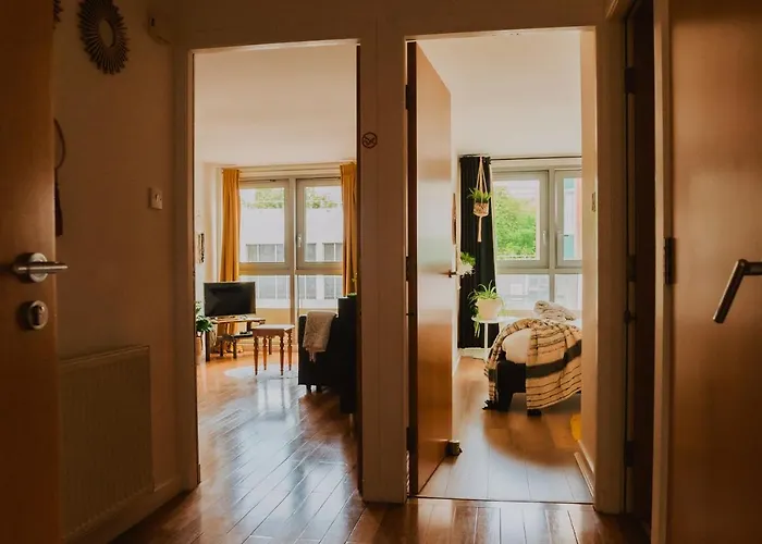 Lovely Bohemian In Heart Of Life Glasgow