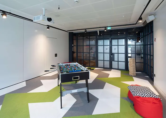 Hotel Radisson Red Hotel, 4*