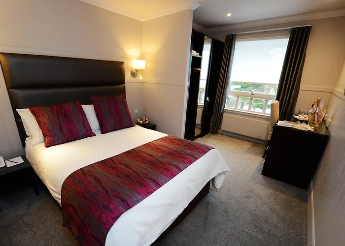 Hotel Glynhill & Near Airport 4*