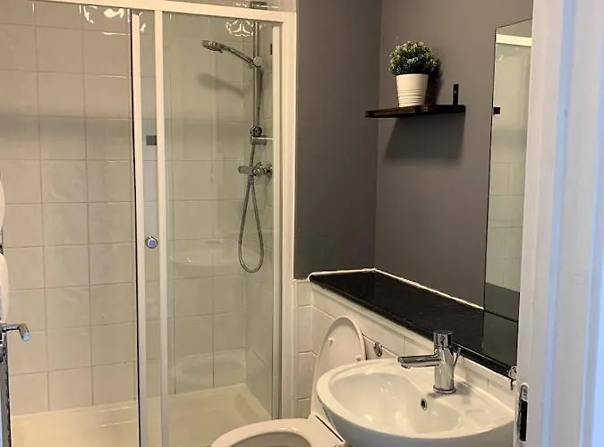 Modern 2 Bedroom Flat With Free Parking In Cambuslang, * Glasgow