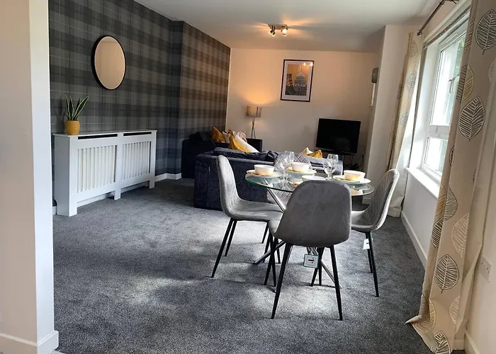 Modern 2 Bedroom Flat With Free Parking In Cambuslang,