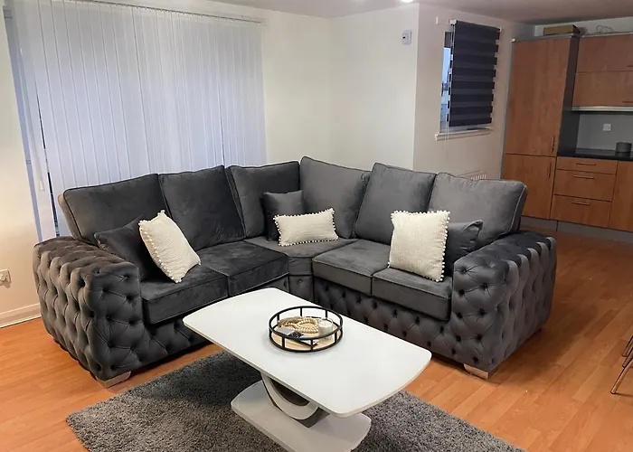 Entire 2 Bedroom Beautiful Newly Furnished Flat *