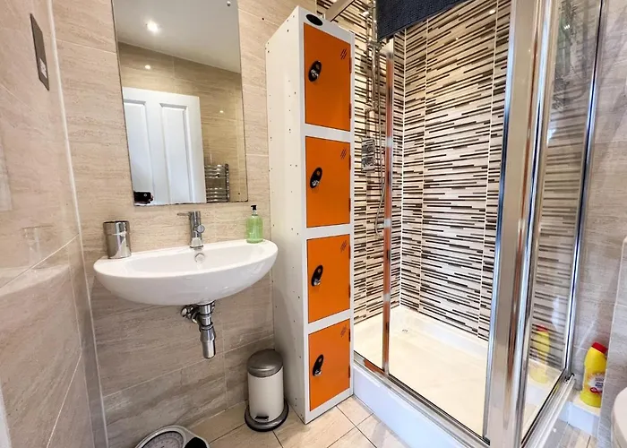 3-bed Bonny Flat - West End Centre