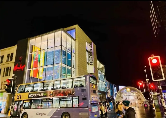 Designer Penthouse With Riverviews - G1 Centre, 3 Bedrooms, 2 Bathrooms, 1 Living / Kitchen. Full Floor, Wrap Around Terrace, Panoramic Views, Off Station / Buchanan Street גלאזגו