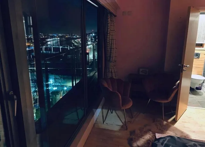 דירה Designer Penthouse With Riverviews - G1 Centre, 3 Bedrooms, 2 Bathrooms, 1 Living / Kitchen. Full Floor, Wrap Around Terrace, Panoramic Views, Off Station / Buchanan Street *