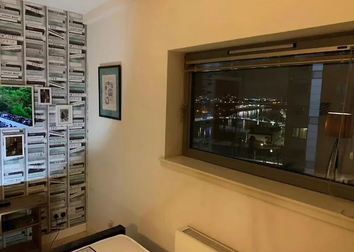 Designer Penthouse With Riverviews - G1 Centre, 3 Bedrooms, 2 Bathrooms, 1 Living / Kitchen. Full Floor, Wrap Around Terrace, Panoramic Views, Off Station / Buchanan Street גלאזגו