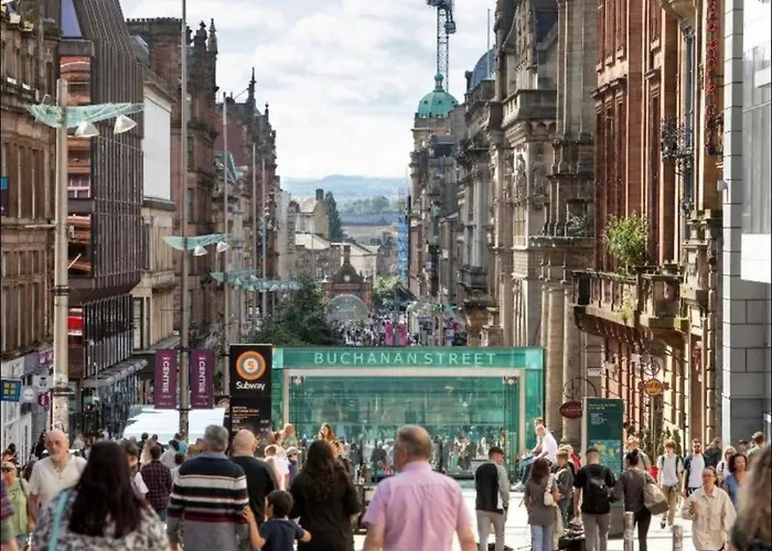 Designer Penthouse With Riverviews - G1 Centre, 3 Bedrooms, 2 Bathrooms, 1 Living / Kitchen. Full Floor, Wrap Around Terrace, Panoramic Views, Off Station / Buchanan Street * גלאזגו