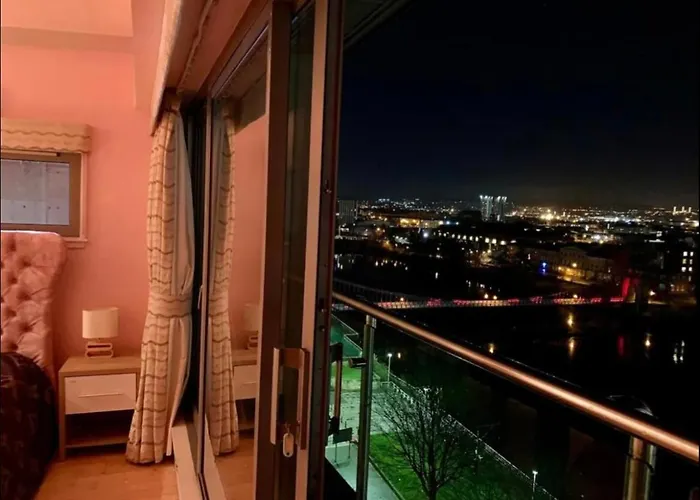 Designer Penthouse With Riverviews - G1 Centre, 3 Bedrooms, 2 Bathrooms, 1 Living / Kitchen. Full Floor, Wrap Around Terrace, Panoramic Views, Off Station / Buchanan Street גלאזגו