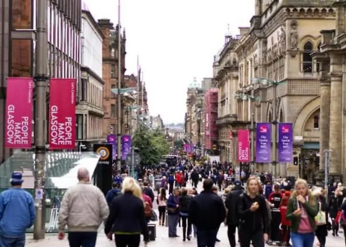 Designer Penthouse With Riverviews - G1 Centre, 3 Bedrooms, 2 Bathrooms, 1 Living / Kitchen. Full Floor, Wrap Around Terrace, Panoramic Views, Off Station / Buchanan Street * גלאזגו