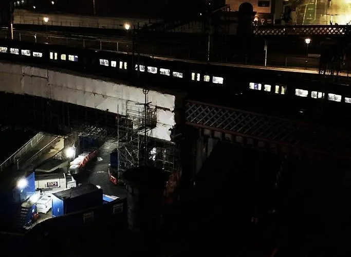 Designer Penthouse With Riverviews - G1 Centre, 3 Bedrooms, 2 Bathrooms, 1 Living / Kitchen. Full Floor, Wrap Around Terrace, Panoramic Views, Off Station / Buchanan Street דירה גלאזגו