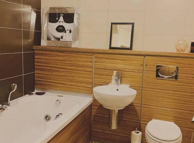 Designer Penthouse With Riverviews - G1 Centre, 3 Bedrooms, 2 Bathrooms, 1 Living / Kitchen. Full Floor, Wrap Around Terrace, Panoramic Views, Off Station / Buchanan Street